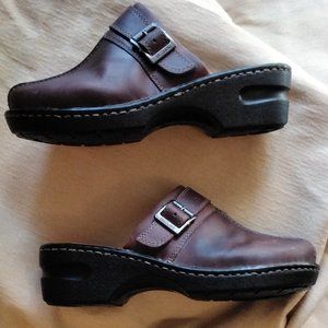 EASTLAND BROWN LEATHER CLOGS MULES  sz 7.5 W